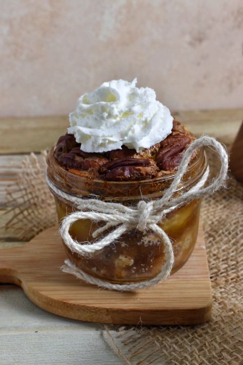 Mini Individual Pecan Pies - Sprinkles & Sea Salt Pecan Pie In A Jar Recipe, Individual Pecan Pies, Jar Pies, Mason Jar Desserts Recipes, Mason Jar Pies, Wedding Reception Desserts, Personal Desserts, Jar Desserts, Reception Desserts