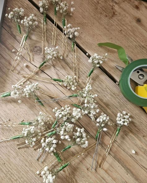 LIFE AS A DRIED FLOWER FLORIST 💐🥰💕 SWIPE TO SEE MY WEEK IN PHOTOS 👀➡️💐 1. Custom burnt orange themed arch arrangements 2. Boho centrepeice 3. Selfie with a custom gypsophila crown 4. Foliage headband 5. Admin evenings 6. Custom buttonholes 7. Etsy orders 8. Wedding fair prep It's been a very busy start to the wedding season this week, ekkk very excited! 🙌💍💐 _ #driedflowerlove #floristlife #weddingseason #wedding #2024weddings #weddinginspo #weddingflowers #floralpower #florals #ever... Gypsophila Crown, Wedding Fair, Very Busy, Very Excited, Dried Flower, Wedding Season, Burnt Orange, Wedding Inspo, Dried Flowers