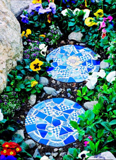 Add color to your landscape with easy-to-make stepping-stones you decorate with mosaics. Use the same technique for other mosaic garden projects. Diy Mosaic Garden, Decorative Stepping Stones, Easy Mosaic, Stepping Stones Diy, Mosaic Stepping Stones, Mosaic Pots, Garden Stepping Stones, Concrete Garden, Have Inspiration