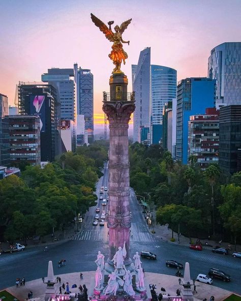 Mexico City Landscape, Mexico City Photography, Pictures Of Mexico, Mexico City Skyline, Mexico Wallpaper, City Branding, Guatemala City, Mexico Culture, Mexican Flag