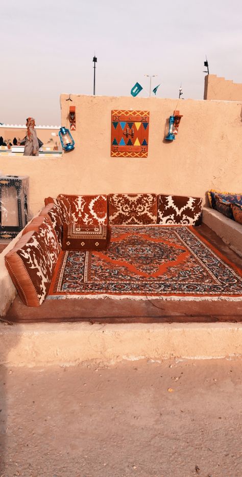 Uae Culture, Arabian Nights Aesthetic, Arabian Decor, Saudi Arabia Culture, Mud House, King Khan, Arab Culture, Arabic Design, Room Deco