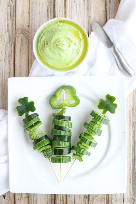 These easy Shamrock Veggie Skewers are a perfect St. Patrick's Day appetizer for parties - and a fun, healthy after-school snack! Irish Appetizers, St Patrick's Day Appetizers, Fun Holiday Food, Veggie Skewers, Super Healthy Kids, St Patricks Day Food, Rainbow Fruit, School Snack, Carrot Juice