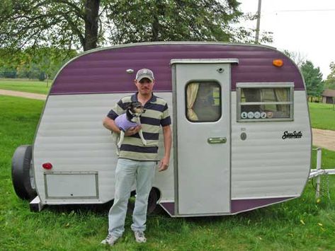 Vintage Caravan.. Mini Camper Remodel, Scotty Camper, Small Trailers, Serro Scotty, Vaporwave Clothing, Used Campers, Truck Bed Liner, Camper Remodeling, Camper Diy