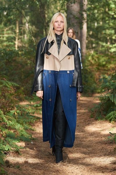 Smart Casual Denim, Winter Loungewear, London Fashion Weeks, Burberry Trench, Custom Jeans, Denim Trends, Vogue Russia, Cape Dress, Coat Outfits