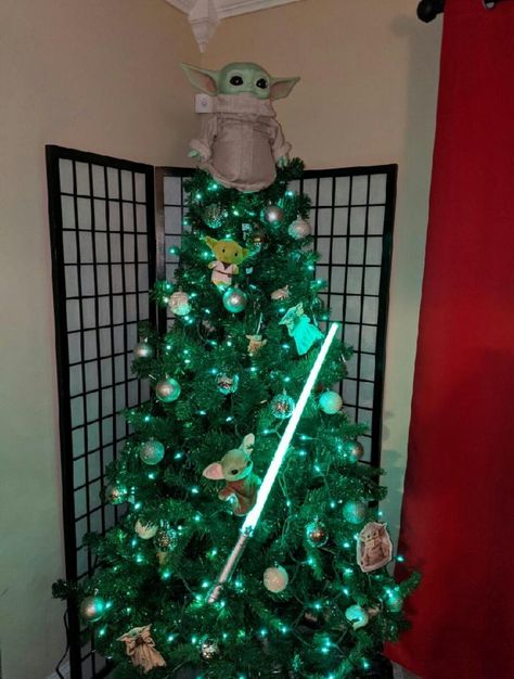 Baby Yoda Christmas Tree Ideas, Baby Yoda Christmas Tree, Grogu Christmas, Star Wars Christmas Tree, Baby Yoda Christmas, Alice In Wonderland Props, Yoda Christmas, Dinosaur Christmas Tree, Christmas Trees For Kids