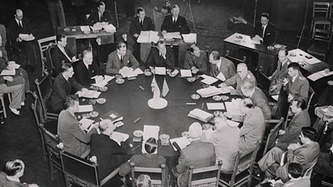 The USA, 1910-1929 - GCSE History - BBC Bitesize Potsdam Conference, Union Of Soviet Socialist Republics, Military Muscle, Russian People, Staff Meetings, Past Papers, British Soldier, American Presidents, American Soldiers