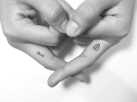 Lock And Key Minimal Finger Tattoos Fatima Hand Tattoo, Key Tattoo Designs, Finger Tattoos For Couples, Cute Couple Tattoos, Small Finger Tattoos, Couple Tattoos Unique, Key Tattoos, Key Tattoo, Tattoo Schrift