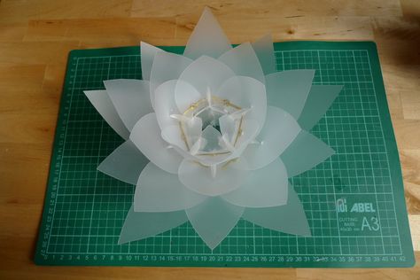 Paper Lights, Diy Lamps, Useful Projects, Lotus Lamp, Artichoke Lamp, Hello People, Geometric Shapes Art, Flower Lamp, Diy Lamp Shade