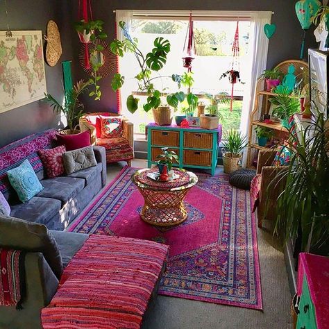 Hippie Tribe 🌸 on Instagram: “via @hippie.tribe ✨ This boho living room by @twolittledrakes is everything 😍💜 Do you agree? 🌱” Hippie Living Room, Hippie Living, Bohemian Furniture, Hippy Room, Hippie Home Decor, Bohemian Interior, Bohemian Living, Boho Room, Bohemian Living Room