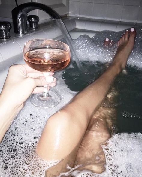 Bath Aesthetic, Bath Girls, A Glass Of Wine, Relaxing Bath, Glass Of Wine, Dove Cameron, Foto Pose, Bubble Bath, Bath Time