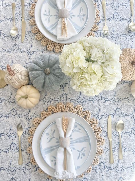 Coastal Christmas Tablescapes, Costal Tablescape, Beachy Thanksgiving, Dining Room Table Setting Ideas, Blue Thanksgiving Table, Coastal Thanksgiving, Blue Thanksgiving, Tablescapes Ideas, Dining Room Table Settings