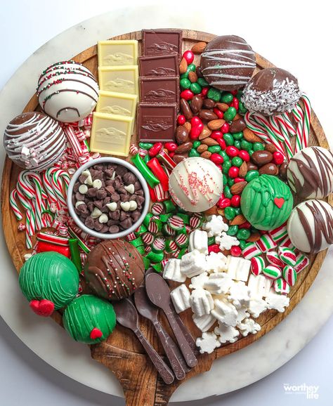 round grazing board filled with candy and hot cocoa bombs Christmas Charcuterie Board Hot Coco, Christmas Hangout, Oreo Truffles Christmas, Hot Cocoa Charcuterie Board, Hot Cocoa Board, Cocoa Board, Sweet Charcuterie, Charcuterie Christmas, Dessert Boards