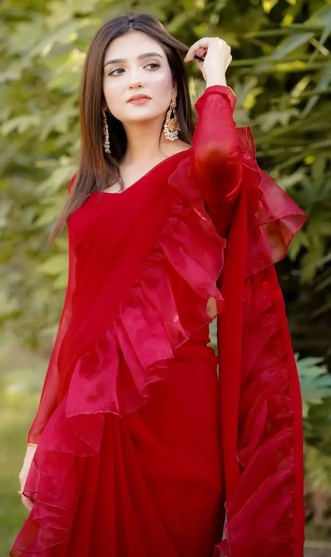 Saree Dp, Best Man's Outfit, Cute Celebrity Couples, Woman Hand, Celebrity Casual Outfits, Girl Red Dress, Afghan Fashion, Stylish Dpz, Long Hair Wedding Styles