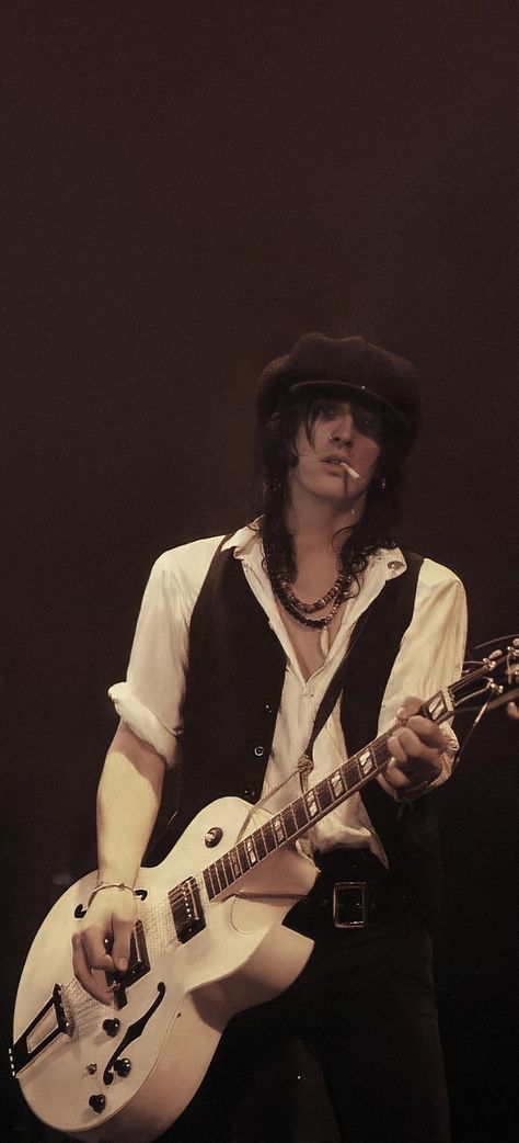 Izzy Stradlin, Rock Star Outfit, 80s Men, Photographie Portrait Inspiration, Axl Rose, Motley Crue, Mötley Crüe, Def Leppard, Time Machine