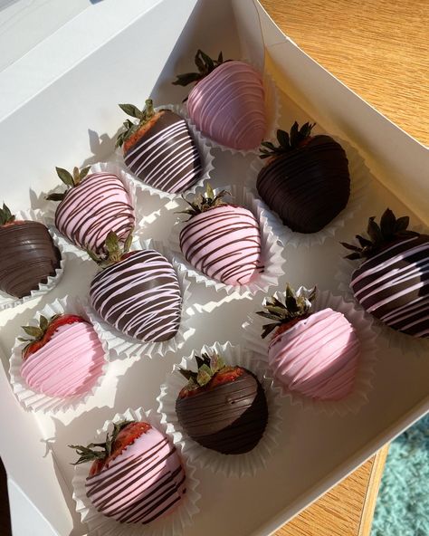 Classic Chocolate Covered Strawberries, Starberry Covered Chocolate Ideas, Pink Chocolate Covered Strawberries Birthday, Sweet 16 Strawberries, Cute Chocolate Strawberries, Covered Strawberries Ideas Birthday, Fancy Chocolate Covered Strawberries, Cute Chocolate Covered Strawberries, Strawberries Covered In Chocolate