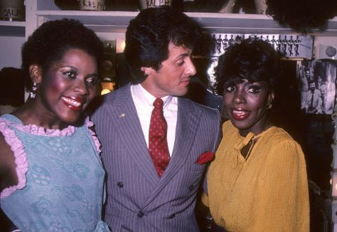 Sylvester Stallone takes a picture with Dreamgirls actresses Loretta Devine and Sheryl Lee Ralph after a performance. Sylvester Stallone And Sheryl Lee Ralph, Loretta Divine, Loretta Devine, Preachers Wife, Sly Stallone, Michael Jackson Photoshoot, Sheryl Lee, Time Periods, Vintage Black Glamour