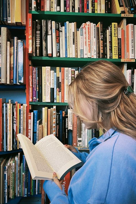 Blonde Reading Aesthetic, Mady Core, Bookstore Photos, Professor Aesthetic, Book Girlies, Bookstore Aesthetic, Library Girl, Lemonade Stands, Bookstagram Ideas