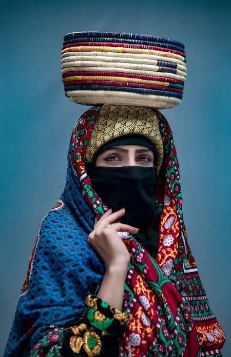 Yemen Women, Yemeni People, Desert Photoshoot Ideas, Afghan Style, Friends Scenes, Moroccan Clothing, Beauty Makeup Photography, Print Design Art, Afghan Dresses