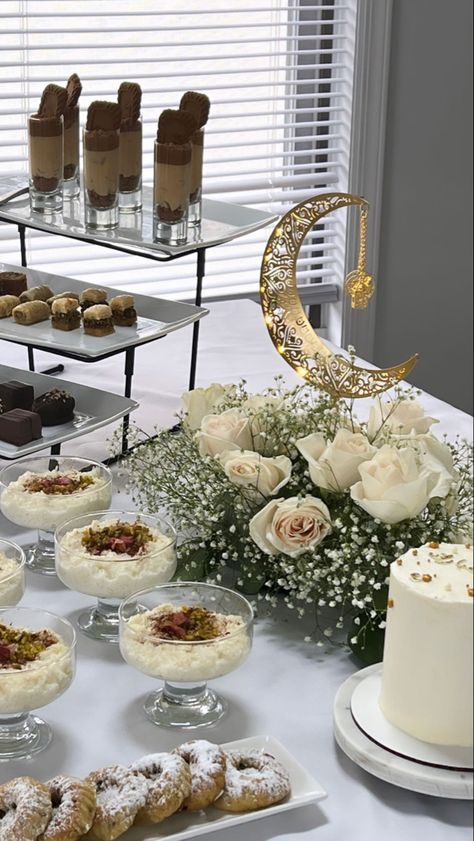 Ramadan Table Setting, Ramadan Table Decor, Eid Ul Fitr Decorations, Food Table Decorations, Ramadan Sweets, Eid Sweets, Plats Ramadan, Ramadan Desserts, Eid Cake