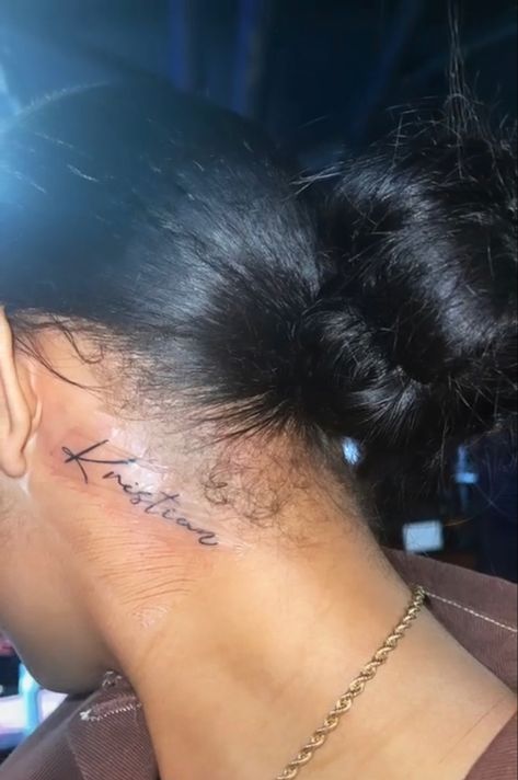 Neck Tattoos Names, Name Tattoos Behind Ear Tat, Cute Behind The Ear Tattoos Black Women, Name Tattoos For Women Neck, Name Ear Tattoo, Name Tattoos For Women Behind Ear, Behind Ear Name Tattoos For Women, Pretty Neck Tattoos Women Small, Tat Behind The Ear