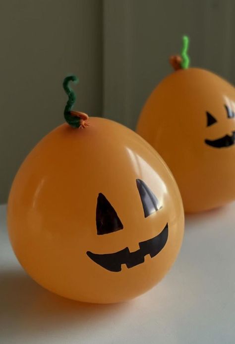 Vika Papper Jul, Snack Halloween, Dekorasi Halloween, Bricolage Halloween, Halloween Fest, Homemade Halloween Decorations, Halloween Arts And Crafts, Halloween Balloons, Halloween Crafts Decorations