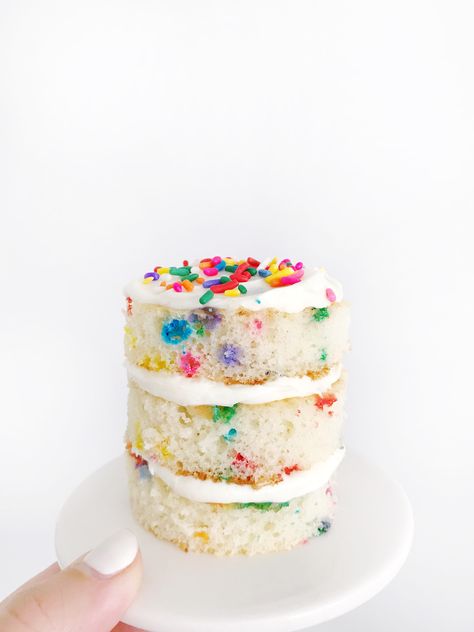 The easiest mini layered birthday cakes! Cuter and just as easy as making cupcakes! Mini Layer Cake, Easy Mini Cake, Five And Fabulous, Barbie Bakery, Merengue Cookies, Birthday Cake Batter, Lion Birthday Cake, Banana Cinnamon Muffins, Teddy Bear Birthday Cake