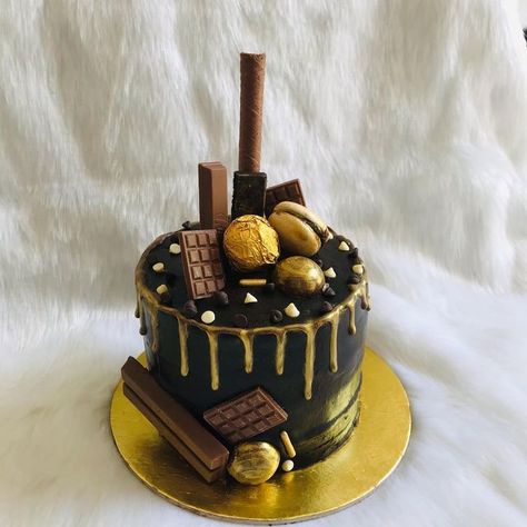 Chanda pomani on Instagram: "All you need is chocolatory...😉A Rich chocolate cake with gold drip for chocolate lover.. # # #chocolatecake #chocolatetrufflecake #instacake#egglessbaking #banglorebaker#customisedcakes #lovetobakecakes #birthadaycake #designercakesbanglore#madewithlove @magic_moon_s" Cake With Gold Drip, Cake With Gold, Chocolate Truffle Cake, Gold Drip, Magic Moon, Rich Chocolate Cake, Magic Cake, Chocolate Lover, Chocolate Lovers