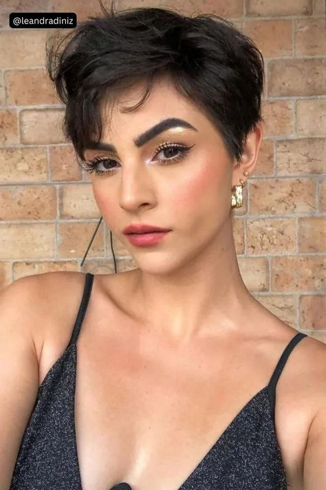 Pixie Cut Hairstyles for 20s-30s – embrace experimentation and style with these trendy cuts. Sleek Bob Hairstyles, Very Short Hair, Short Bob Haircuts, Short Hair Color, Penteado Cabelo Curto, Short Pixie Haircuts, Haircuts For Fine Hair, Short Hair Styles Pixie, Pixie Hairstyles