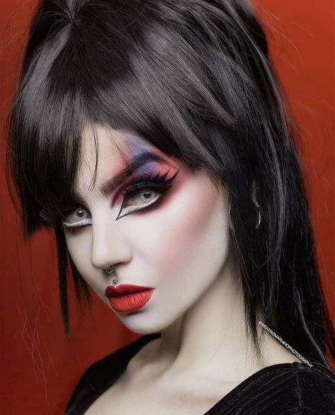 Elvira Makeup, Elvira Costume, Beatriz Mariano, Old Age Makeup, Vampire Fashion, Dark Makeup Looks, Vampire Makeup, Elvira Mistress Of The Dark, Great Halloween Costumes