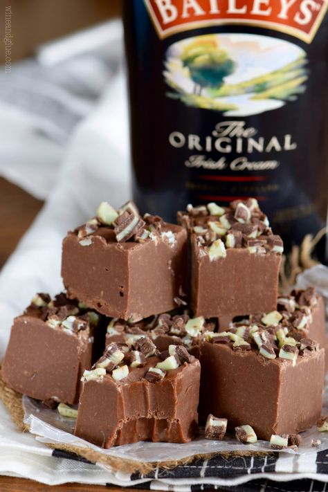 This Bailey's Fudge is easy to make, tastes absolutely delicious, and is the perfect amount of rich amazingness! Holiday Fudge Recipes, Baileys Dessert, Baileys Fudge, Holiday Fudge, Baileys Recipes, Alcoholic Desserts, Homemade Breads, Fudge Recipes Easy, Boozy Desserts