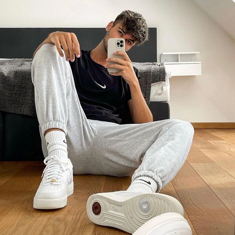 T Shirt And Sweatpants Outfits Men, Grey Trackies Outfit Men, Nike Grey Sweatpants Outfit Men, Men’s Grey Sweatpants Outfit, Joggers Outfit Men Casual, Sweats Men Outfit, Mens Sweat Pants Outfit, Men Outfits Sweatpants, Grey Sweats Outfit Men