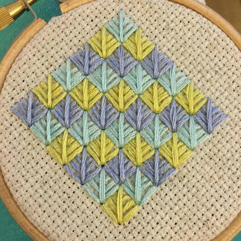 Pola Jaring, Cross Stitch Canvas, Stitch Canvas, Embroidery Patterns Ideas, Bargello Needlepoint, Cross Stitch Geometric, Plastic Canvas Stitches, Embroidery Tutorial, Embroidery Stitches Tutorial