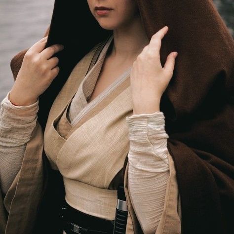 Star Wars Shifting Outfits, Jedi Aesthetic, Female Jedi, Space Balls, Jedi Outfit, Star Wars Fanfiction, Jedi Temple, Jedi Robe, Grey Jedi