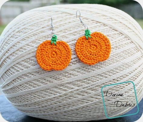 Pumpkin Earrings free crochet pattern by DivineDebris.com Thanksgiving Crochet, Crochet Jewlery, Ball Of Yarn, Crochet Jewelry Patterns, Crochet Earrings Pattern, Halloween Crochet Patterns, Crochet Fall, Holiday Crochet, Pumpkin Earrings