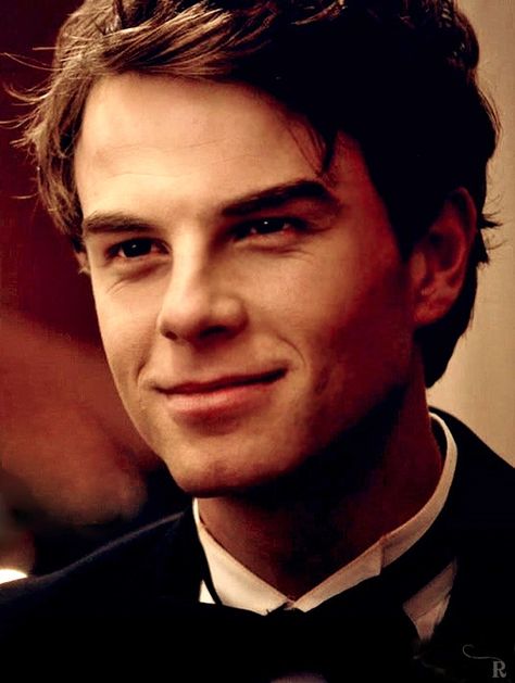 kol is a cutie😍 Megan Ward, Nathaniel Buzolic, The Mikaelsons, Kol Mikaelson, The Originals Tv, Vampire Diaries Stefan, Vampire Diaries Guys, Original Vampire, Vampire Diaries Cast