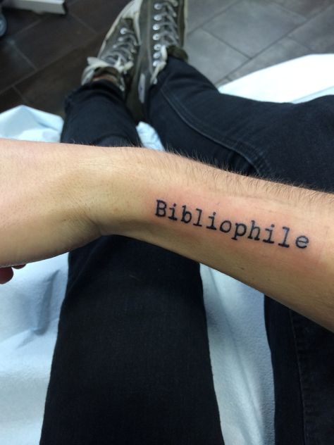 Bibliophile Tattoo, Lover Of Books, Bookish Tattoos, Book Cupcakes, Knuckle Tattoos, Tattoos For Lovers, Book Tattoo, Real Tattoo, Teaching Literacy