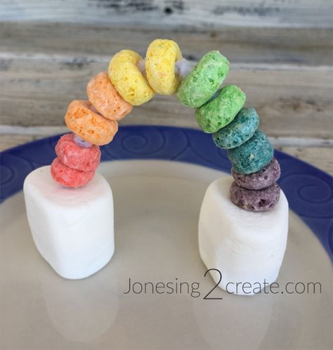 With St. Patrick’s Day coming up, these Fruit Loop Marshmallow Rainbows are a fun craft to do with your little ones. I am not going to pretend these are healthy, but they are great for developing fine motor... St Patrick Day Snacks, Rainbow Snacks, St Patrick Day Treats, March Crafts, St Patricks Crafts, St Patricks Day Crafts For Kids, St Patrick Day Activities, St Patricks Day Food, Edible Crafts