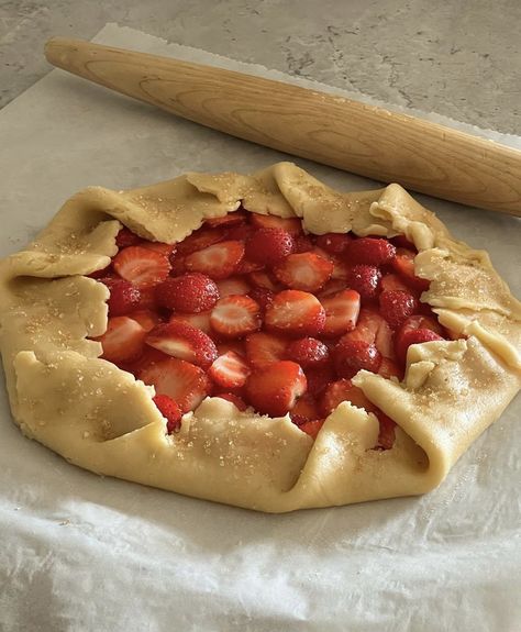 Galette Aesthetic, Strawberry Galette, Desserts Menu, Food Displays, Love Eat, Veg Recipes, Food Cooking, Beautiful Food, Pretty Food