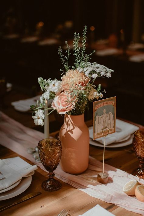 Terracotta Vase Centerpiece Wedding, Cantaritos Flower Centerpieces, Wedding Terracotta Table Settings, Modern Mexican Centerpieces, Simple Wedding Centerpieces Terracotta, Terracota Centerpiece Wedding, Terracotta Floral Centerpiece, Terra Cotta Flowers Wedding, Terracotta Spanish Wedding