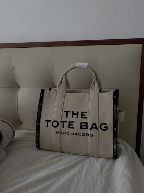 Medium Tote Bag, Marc Jacobs Tote, Dream Bags, The Tote Bag, Medium Tote, Size Clothing, Luxury Bags, Shoes Jewelry, Tote Bags