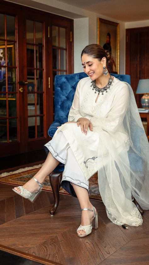 Kareena Kapoor Khan (@kareenakapoorkhan) • Instagram photos and videos Kareena Kapoor Indian Wear, Kareena Kapoor Khan Indian Wear, Kareena Kapoor Khan Casual, Kareena Kapoor Suit, Kareena Kapoor Outfits, Dream Manifestation, Kareena Kapoor Saree, Celebrity Maternity, Indowestern Dresses