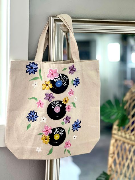 Canvas Tote Bag Painting, Hand Painted Tote Bags, Tod Bag, Decorated Tote Bags, Creative Tote Bag, Painted Canvas Bags, Tote Bag Outfit, Tods Bag, Inside My Bag