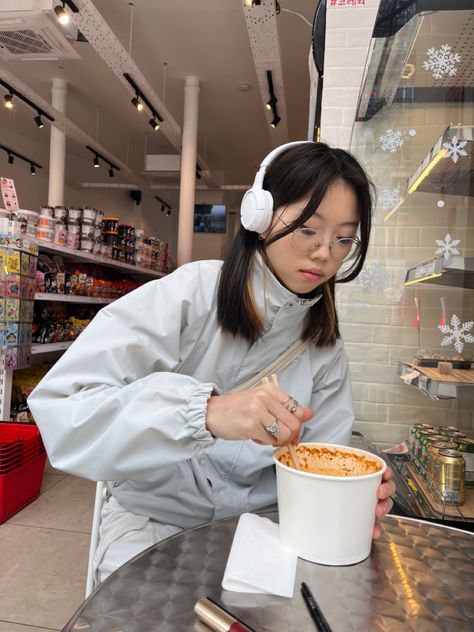 White Jbl Headphones Aesthetic, White Jbl Headphones, White Headphones Outfit, Jbl Headphones Outfit, Korean Supermarket, Food Tteokbokki, Jbl Headphones Aesthetic, Streetwear Fashion Korean, Headphone Outfit