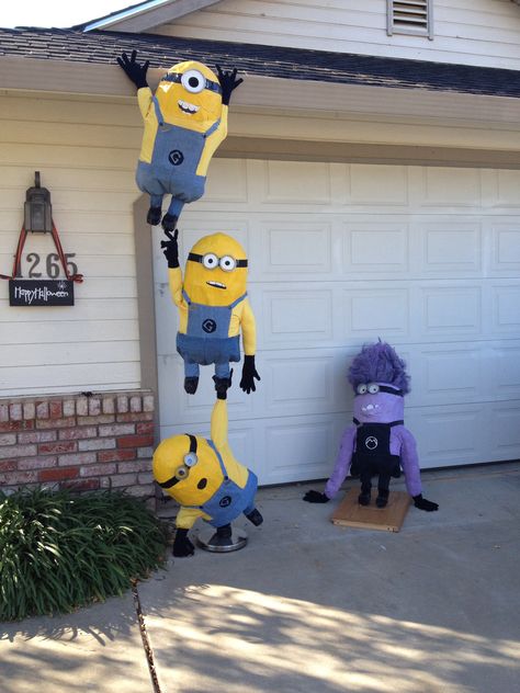 Minions I made for this years scarecrow contest at Linclon School Minions Parade Float, Minions Halloween Decorations, Halloween Minions Decorations, Roof Hanging Decoration For School, Minion Scarecrow, Minions Trunk Or Treat, Scarecrow Competition, Despicable Me Halloween, Scarecrow Contest