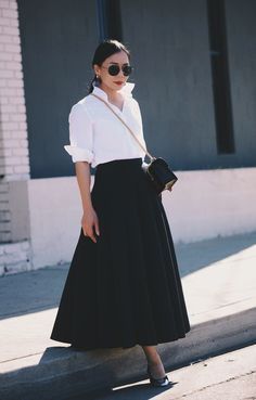 Black Skirt White Shirt, Full Skirt Outfit, A Line Skirt Outfits, Black Full Skirt, Black Skirt Outfits, Black A Line Skirt, Outfit Elegantes, White Shirt Outfits, Full Midi Skirt