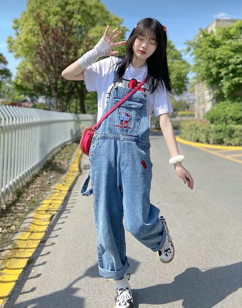 Overall Shorts Outfit, Cute Overalls, Celebrity Casual Outfits, Clothes Korean Style, My Dear Friend, Figure Poses, 인물 사진, Cute Poses