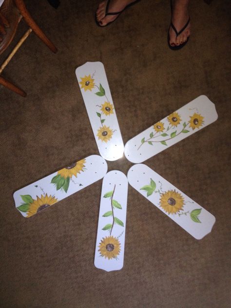 I paint my ceiling fan blades! Paint Fan Blades Diy, Painted Fan Blades Aesthetic, Ceiling Fan Art Ideas, Ceiling Fan Decorations Diy, Flower Ceiling Fan, Painting Fan Blades, Ceiling Fan Painting Ideas, Paint Fan Blades, Painted Ceiling Fan Blades