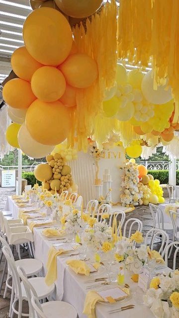 Wedding Theme Table Settings, Theme Table Settings, Yellow Vespa, Pale Yellow Weddings, Yellow Party Decorations, Yellow Birthday Parties, Theme Bapteme, Event Signs, Yellow Wedding Theme