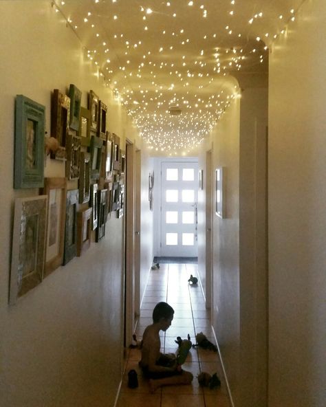 Christmas stary hallways! A Wonderland at home. Fairylights. Christmas Lights In The Bedroom, Simple Thanksgiving Table Decor, Christmas Ceiling Decorations, Christmas Lights Inside, Christmas Hallway, Hanging Christmas Lights, Xmas Lights, Christmas Bedroom, Bedroom Ceiling