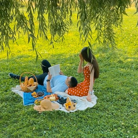 #picnic #picoftheday #love #coupleshoot #coupleromantic #nature #summer Picnic With Boyfriend, Picnic Anniversary, Picnic Inspo, Ide Pose, Garden Picnic, Pic Nic, The Boy Next Door, Picnic Date, Nature Summer